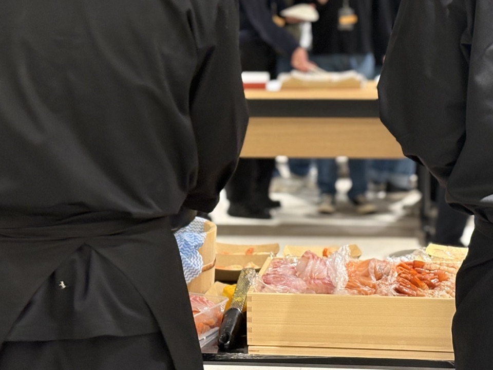 握りたての鮨を仕上げる職人の手元