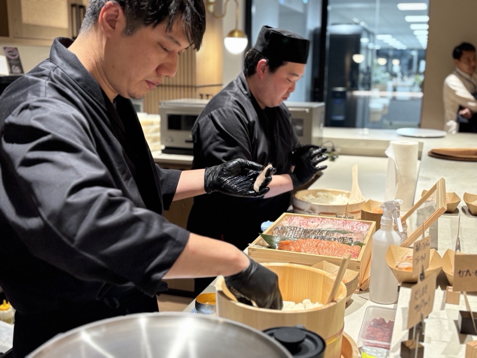 出張鮨を握る職人の手元
